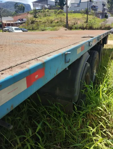 Carreta plataforma com 8 pinos para contêiner