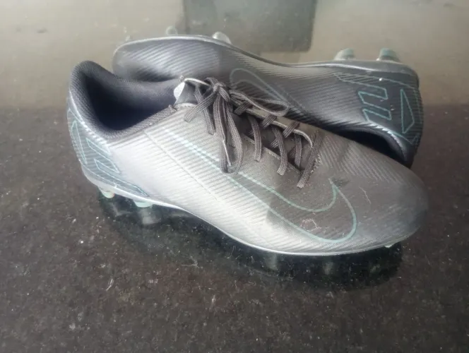 Chuteira Nike (MERCURIAL)