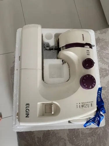 Máquina de costura Elgin pratika