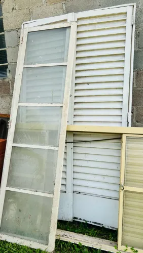 Vendo Porta de Abrir de Metal e porta de vidros