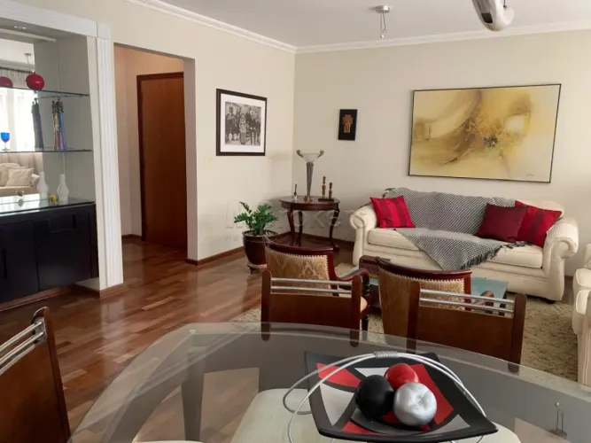 Apartamento com fina mobília e decoração no centro da cidade