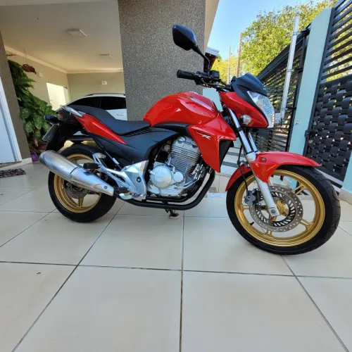 Moto bem conservada, de uso para deslocamento para trabalho.