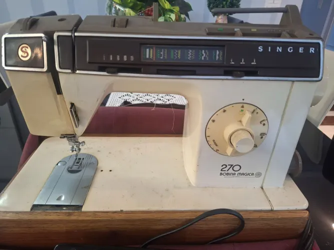 Máquina de Costura Singer 270 Bobina Mágica - Completa