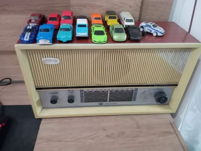 Rádio antigo de coleção, funciona perfeitamente