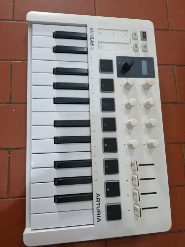 Arturia MiniLab 3 - Controlador MIDI | Semi Novo | Caixa Original