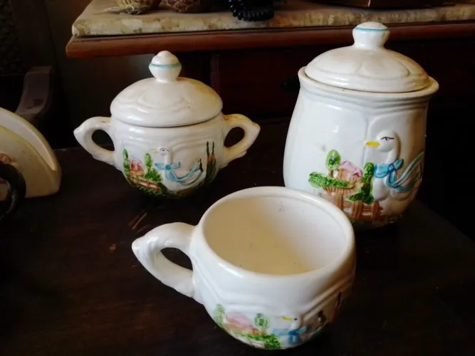 Antigo conjunto cerâmica vintage dos anos 70