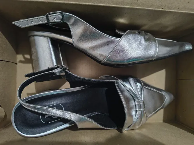 Scarpin prata confortável 