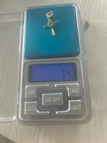 Pingente ouro 18k 750 com esmeralda e diamantes.