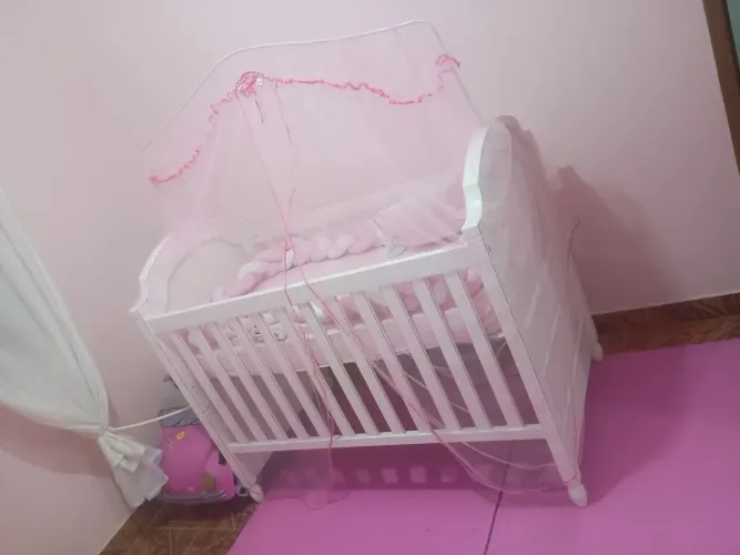 Berço de bebê que vira cama branco de madeira