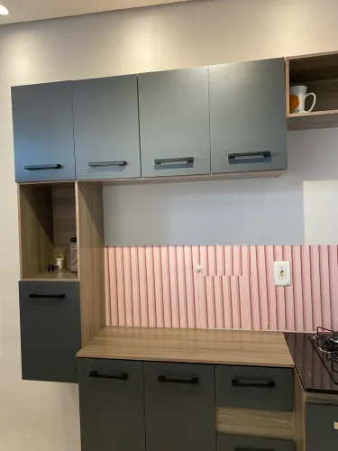 Vende-se armário de cozinha semi novo.