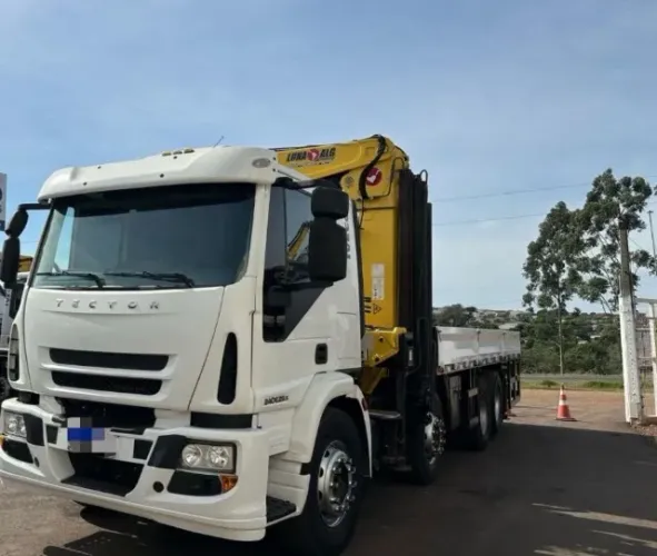 Iveco Tector 240E25 2012 8x2 com munck
