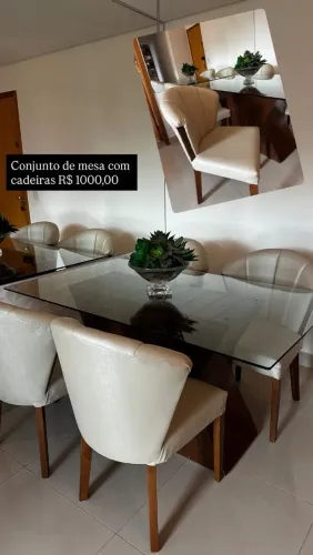 Mesa com 4 cadeiras com tampo de vidro