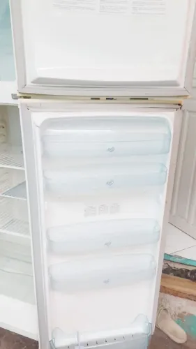 Vendo geladeira branca em bom estado gela muito bem. Interessados entrar em contato