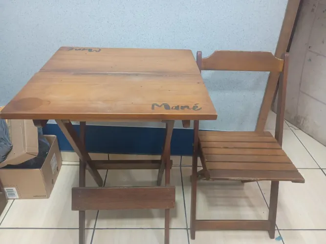 Mesa e cadeira dobráveis ( madeira ?)