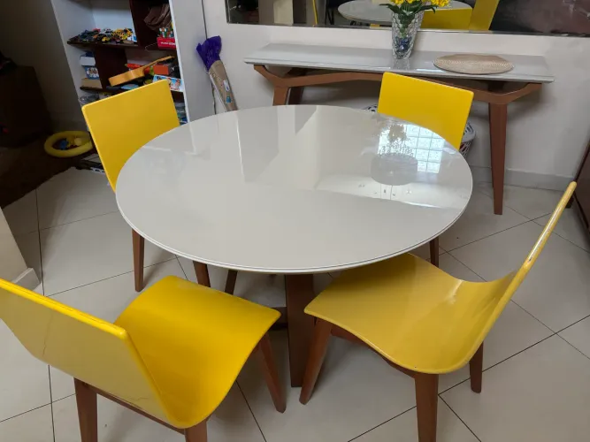 Mesa, cadeiras e aparador - Smarçaro