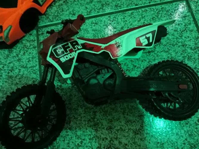 Vendo carrinho e moto de brinquedo 