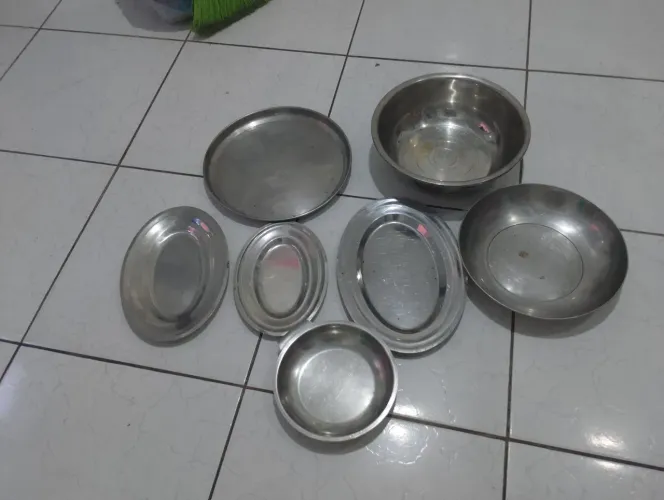 Vendo travessas de inox bem conservado cuida pra vender logo...