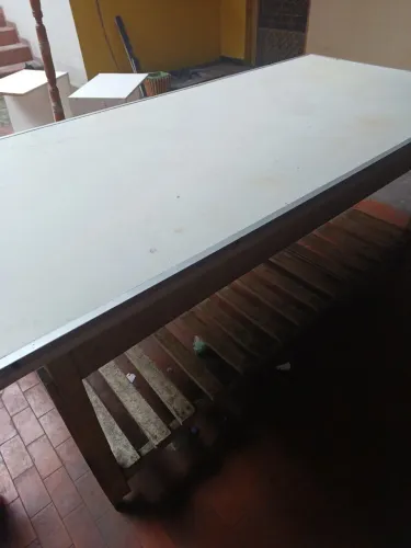 mesa de madeira pesada forrada