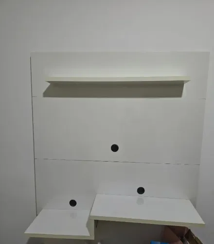 Painel branco de madeira para TV