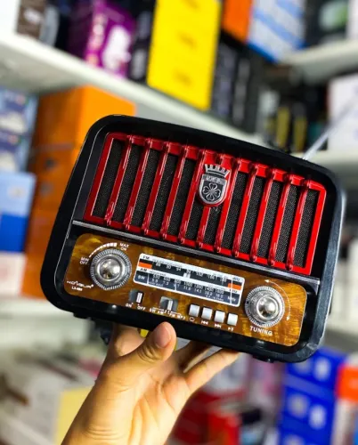O Rádio LX-009 além de um lindo design retrô, possui a comodidade de um produto supermoder