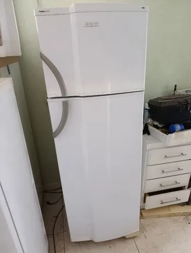 Vendo uma geladeira funcionando perfeitamente bairro nova Almeida serra 