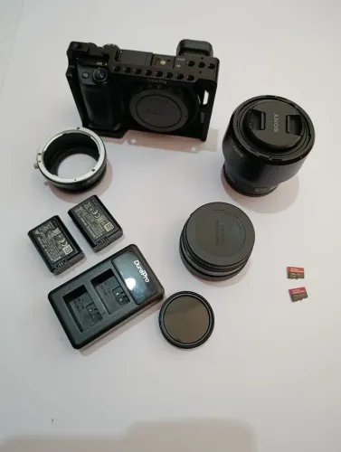 Câmera Sony a6300 + lente 50mm + adaptador Canon + bolsa + cage + filtro + 2 baterias + 