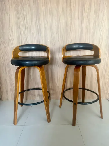 Kit 2 Banquetas Giratórias em Madeira com Estofado Preto - Altas 70 cm