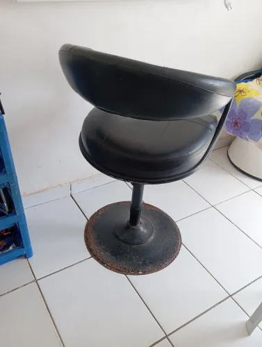 Duas cadeiras e um espelho iluminado para vender