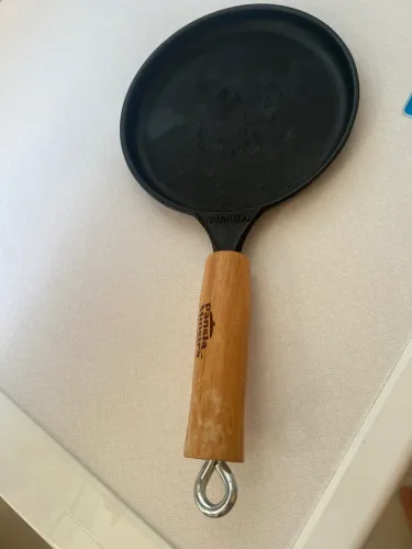 Frigideira tapioqueira de ferro fundido. 