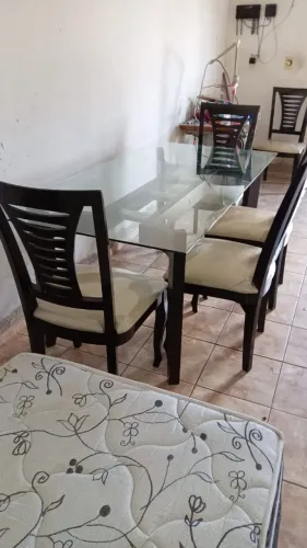 Mesa com tampa de vidro