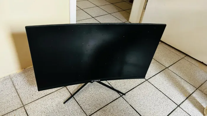 Monitor fino com defeito