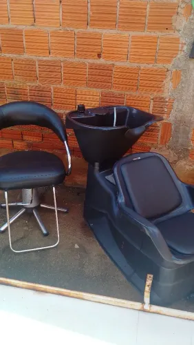 Vendo lavatório e uma cadeira de cabeleireiro 