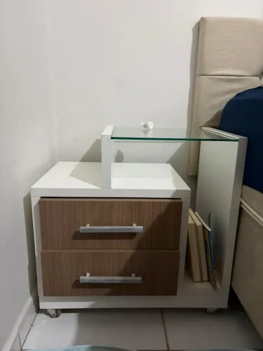Criado mudo lindo - 150 cada ou 250 o par - precisa novas rodas