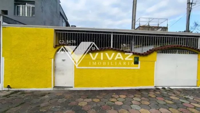 Excelente Casa Linear com 03 Quartos, Piscina, Garagem e Churrasqueira em Irajá