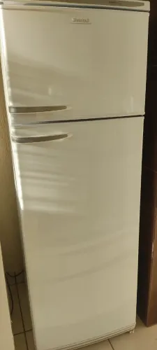 Geladeira duplex, funcionando perfeitamente valor 1.200, interessados chamar *