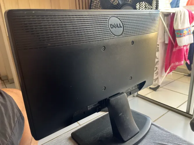 Monitor Dell 60hz 18.5 polegadas com pequeno arranhão na tela