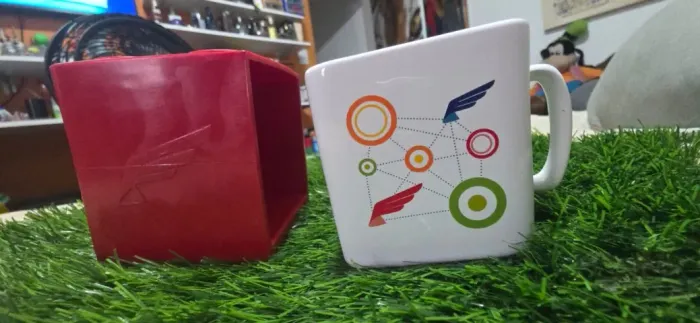 Xícara Quadrada com Suporte Vermelho de Boracha