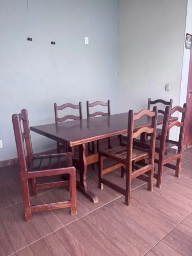 Mesa de madeira com 6 cadeiras
