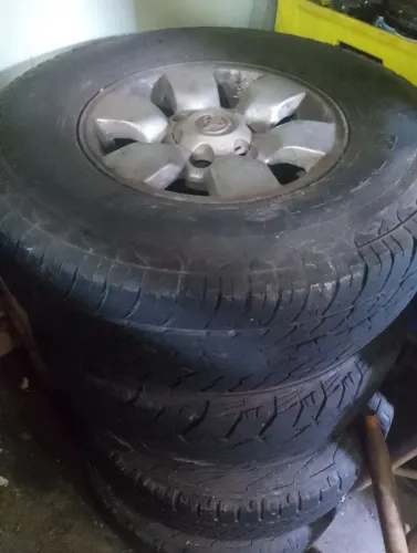 Jogo de roda e pneu aro 15 Hilux