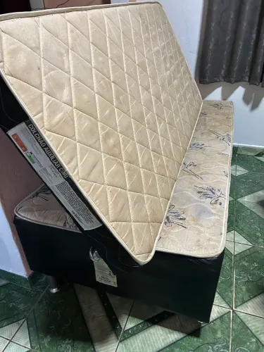 Uma cama mais um colchão auxiliar 