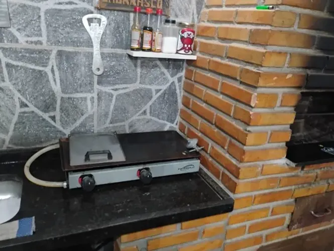 equipamento industrial projetado para o preparo de hambúrgueres, carnes e sanduíches