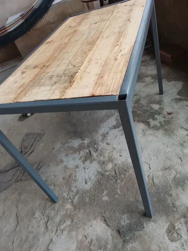 Vendo mesa falta só pintar bem reforçada 