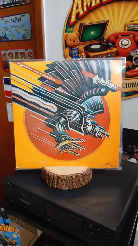 Disco de vinil do Judas Priest, álbum Screaming for Vengeance. Prensagem de 1982.