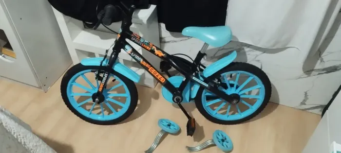 Bicicleta aro 16 semi nova, acompanha rodinhas de aprendizado,valor 250. Não entrego.