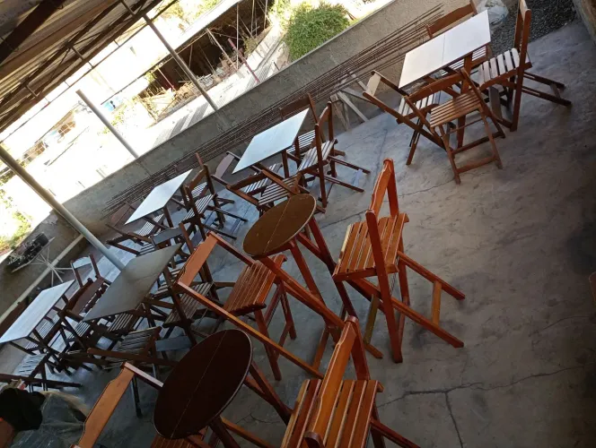 Vendo sete jogos de mesas e cadeiras em madeira de imbuía semi novos para lanchonetes/bar