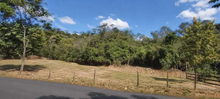 Aluga-se Terreno de 700m² à Beira da Rua - Pilões, Três Rios-RJ a 01 km da BR