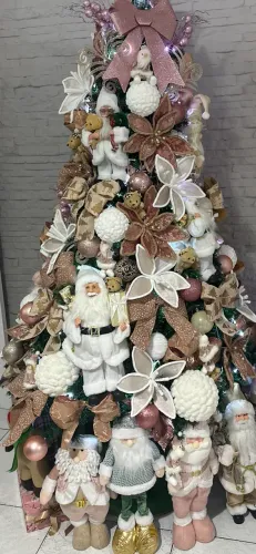 Árvore de Natal medindo 2,10 com enfeites.