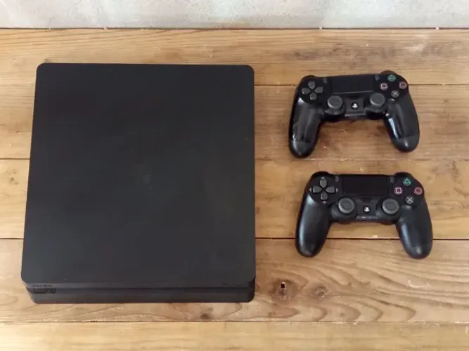 PS4 SLIM - 2 CONTROLES E 4 JOGOS