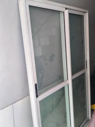 Porta de correr em alumínio com 2 bandeiras