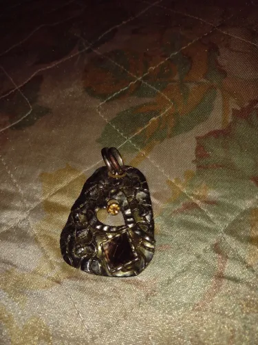 Pingente prata c/ pedraria.